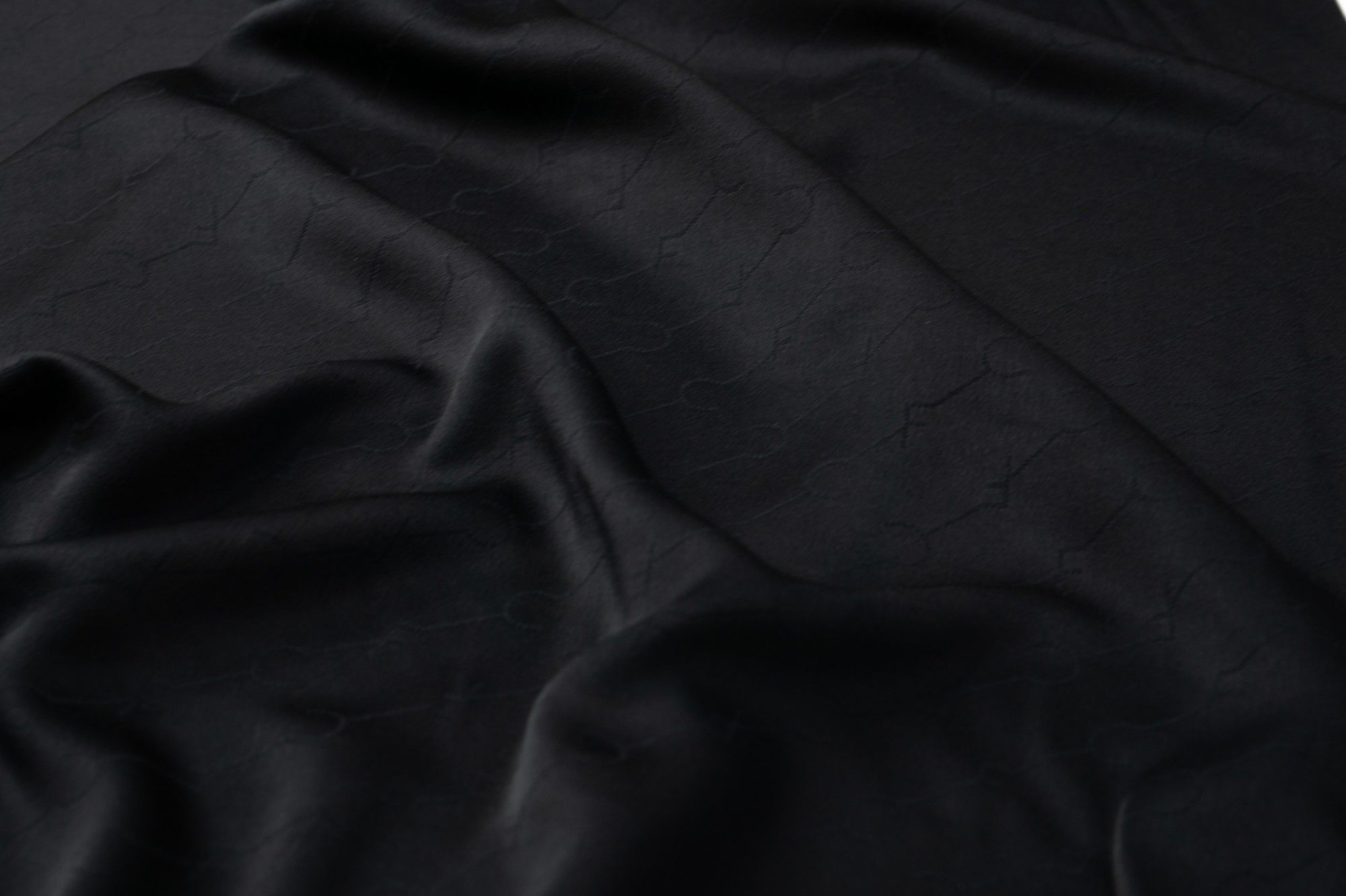 

Ткань UNOFABRIC D323BL Кади с буквами черное. Ткань для шитья 100x138 см, Черный