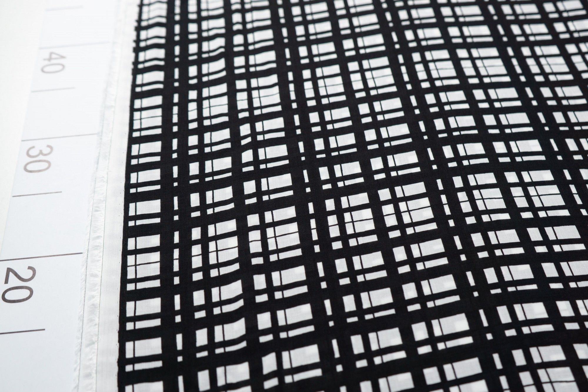 Ткань UNOFABRIC A323311 Штапель вискоза черно-белая решетка. Ткань для шитья 100x140 см