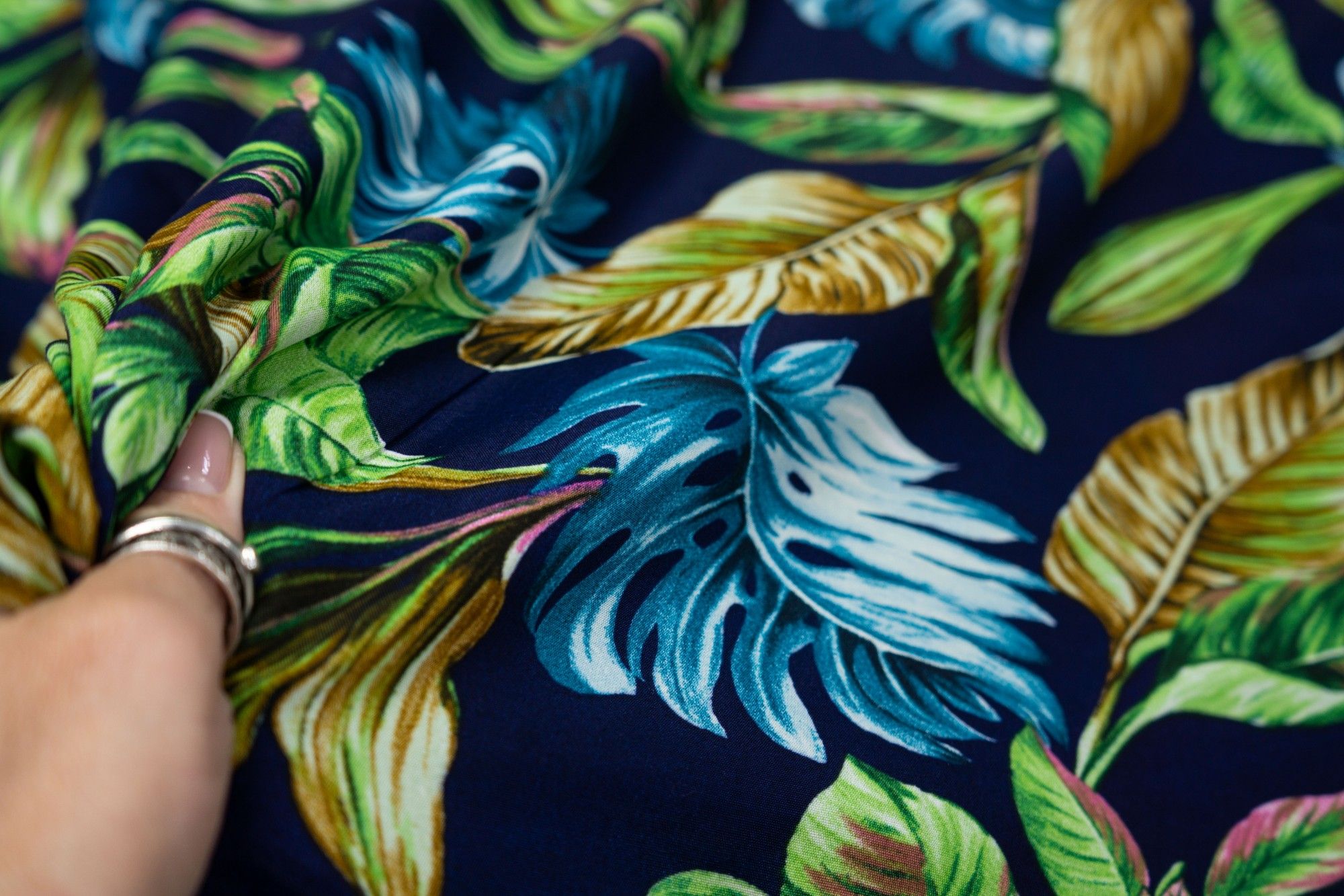 

Ткань UNOFABRIC A323242 Вискоза тропические листья на синем. Ткань для шитья 100x141 см, Синий