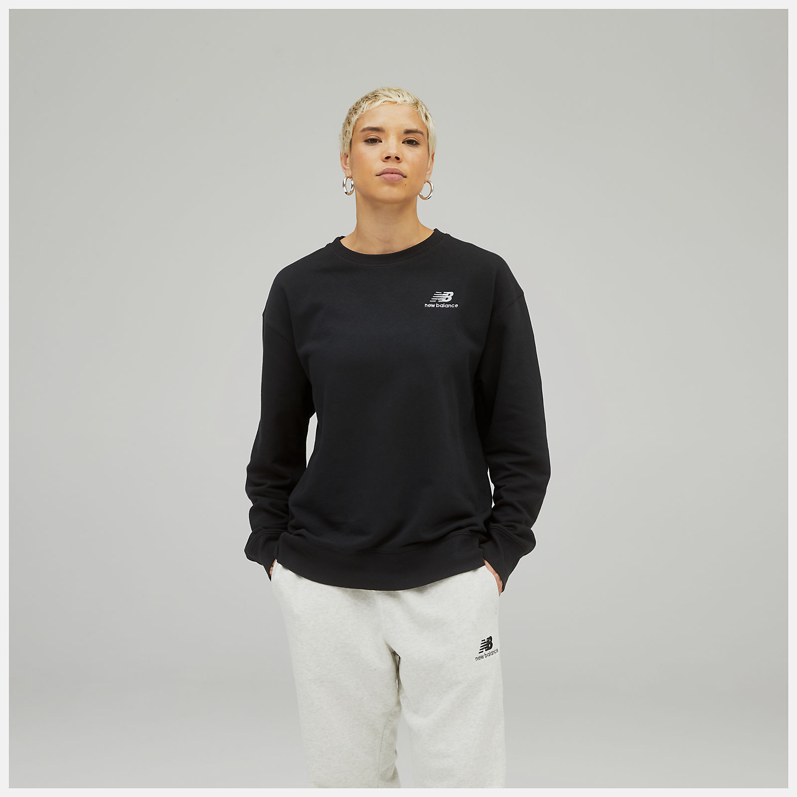 

Свитшот женский New Balance UT21501-BK черный U5, UT21501-BK