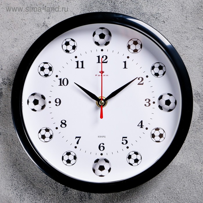 фото Часы настенные круглые футболисту, обод черный, 22х22 см рубин