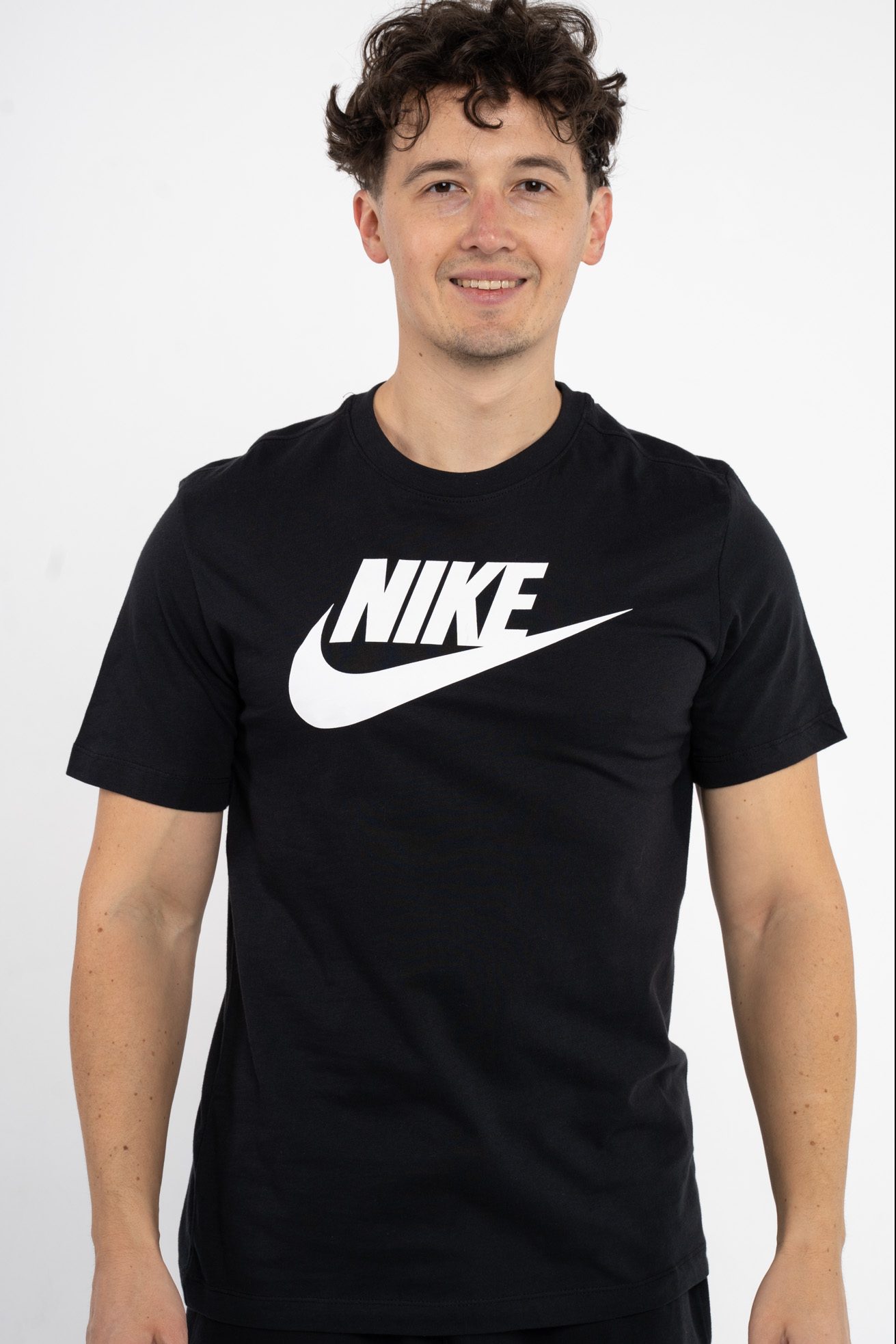 

Футболка мужская Nike Sportswear Icon Futura Tee AR5004 черная 3XL, Sportswear Icon Futura Tee