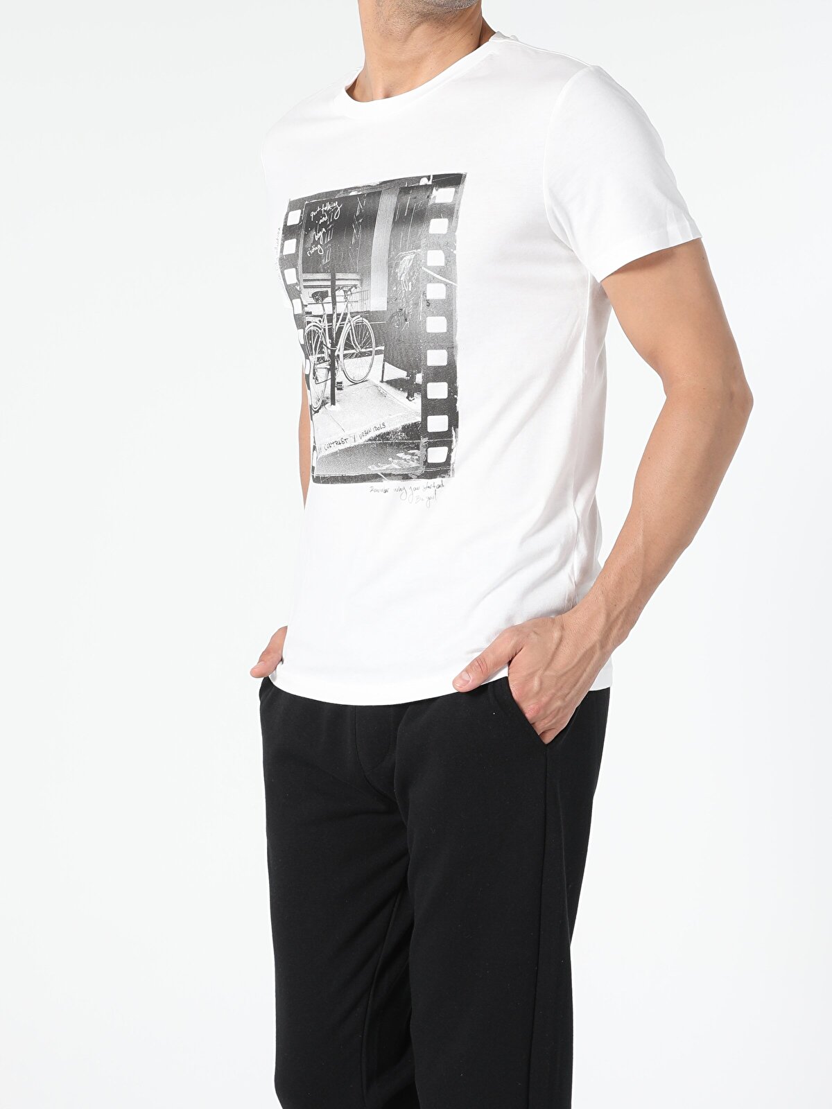

Футболка мужская Colin's CL1054861_Q1.V1_WHT белая XL, CL1054861_Q1.V1_WHT