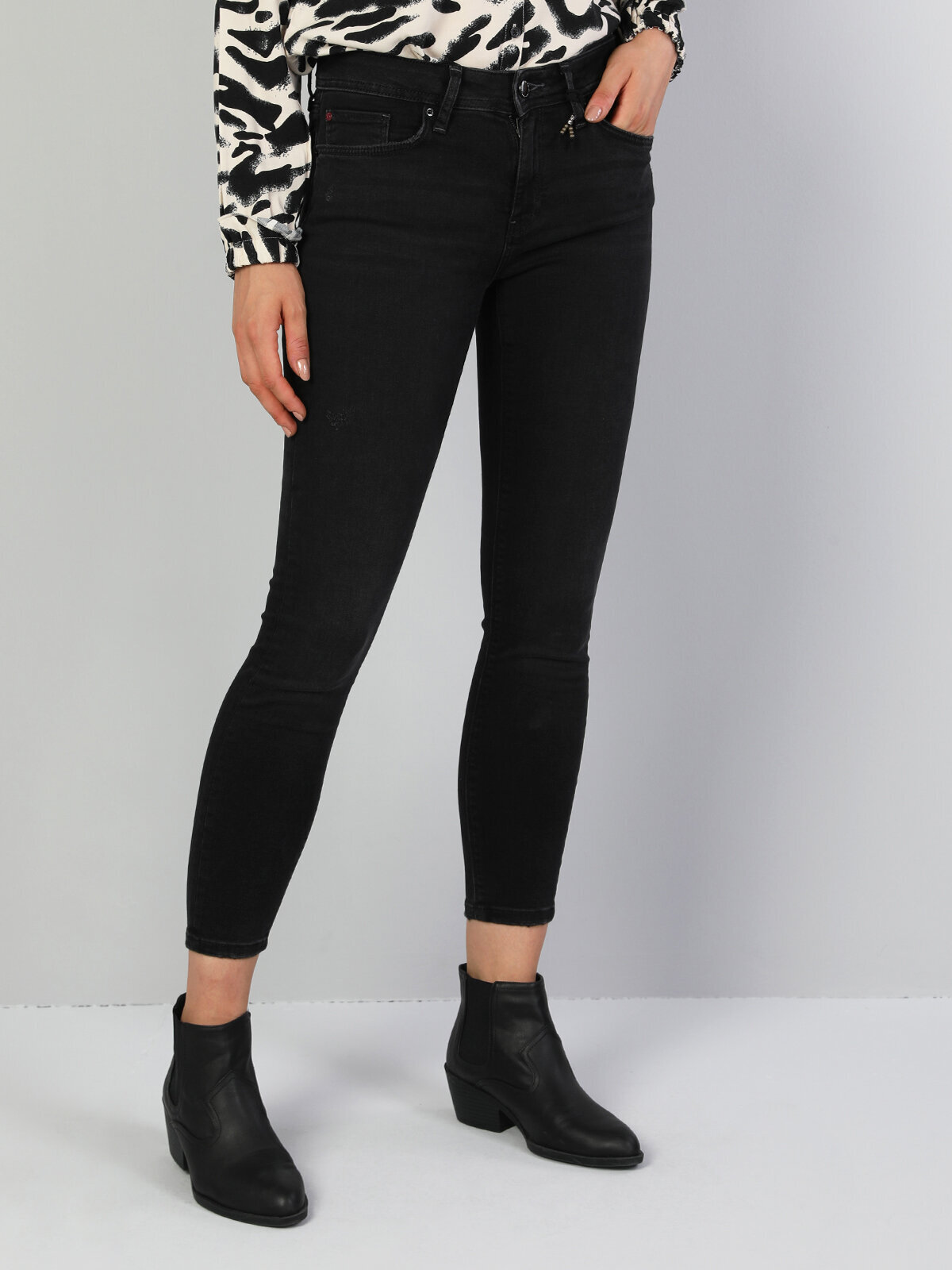 

Джинсы женские Colin's CL1046989_Q1.V1_DN40690 черные 27/30, CL1046989_Q1.V1_DN40690