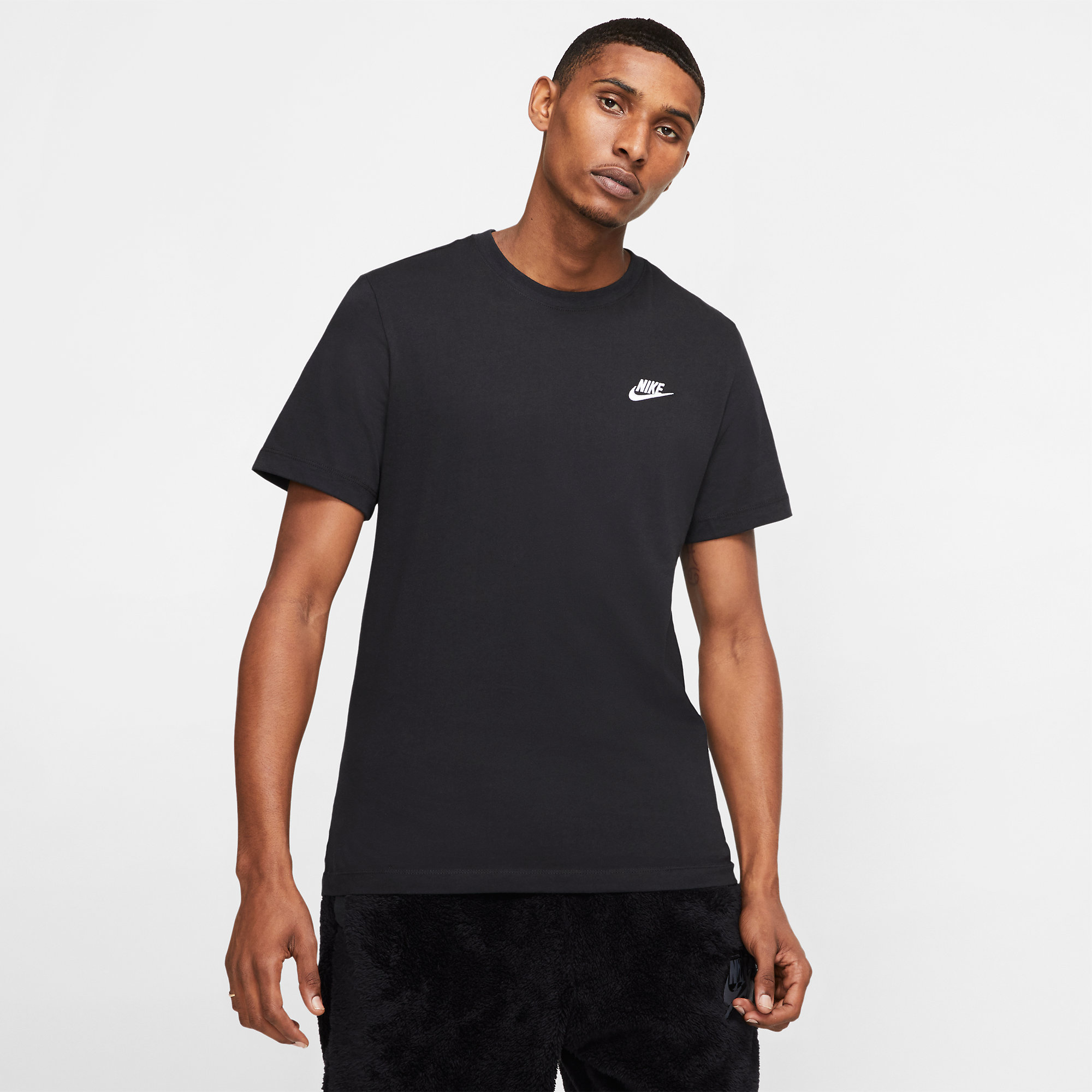 Футболка мужская Nike Sportswear Club Tee AR4997 черная XS