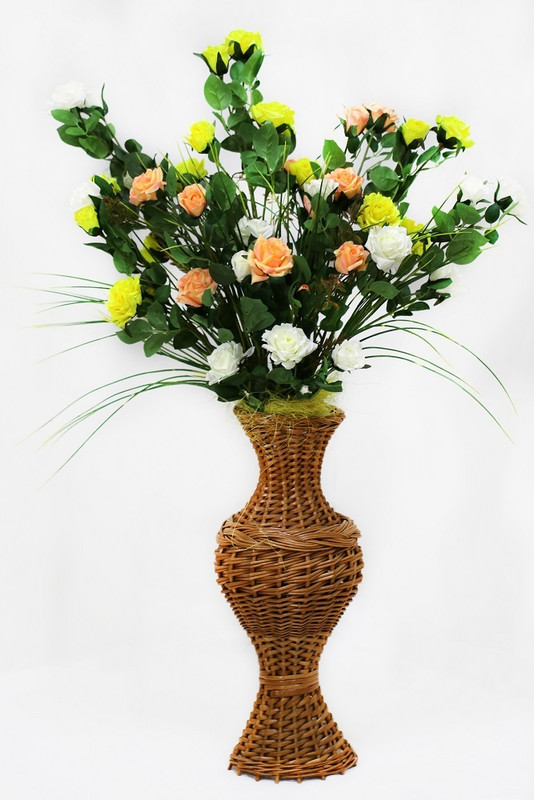 Искусственная композиция розы в плетеной вазе
