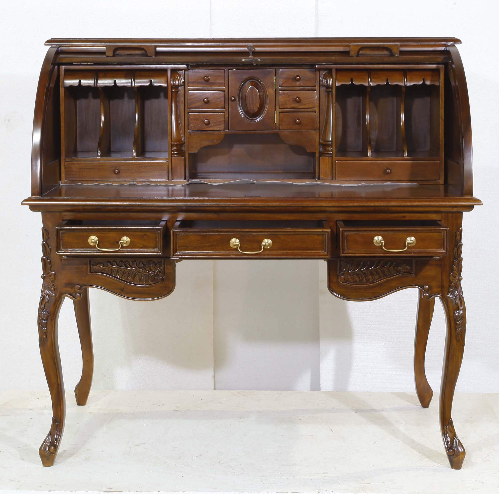 

Стол-бюро из массива красного дерева, 130х71х125