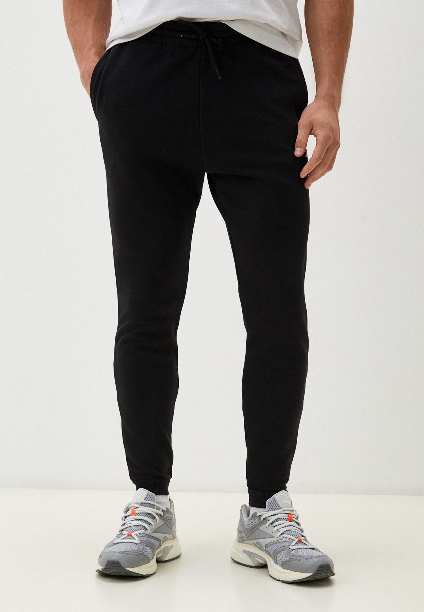

Спортивные брюки мужские Reebok Identity Small Logo Fleece Joggers 100202842 черные M, Черный, Identity Small Logo Fleece Joggers