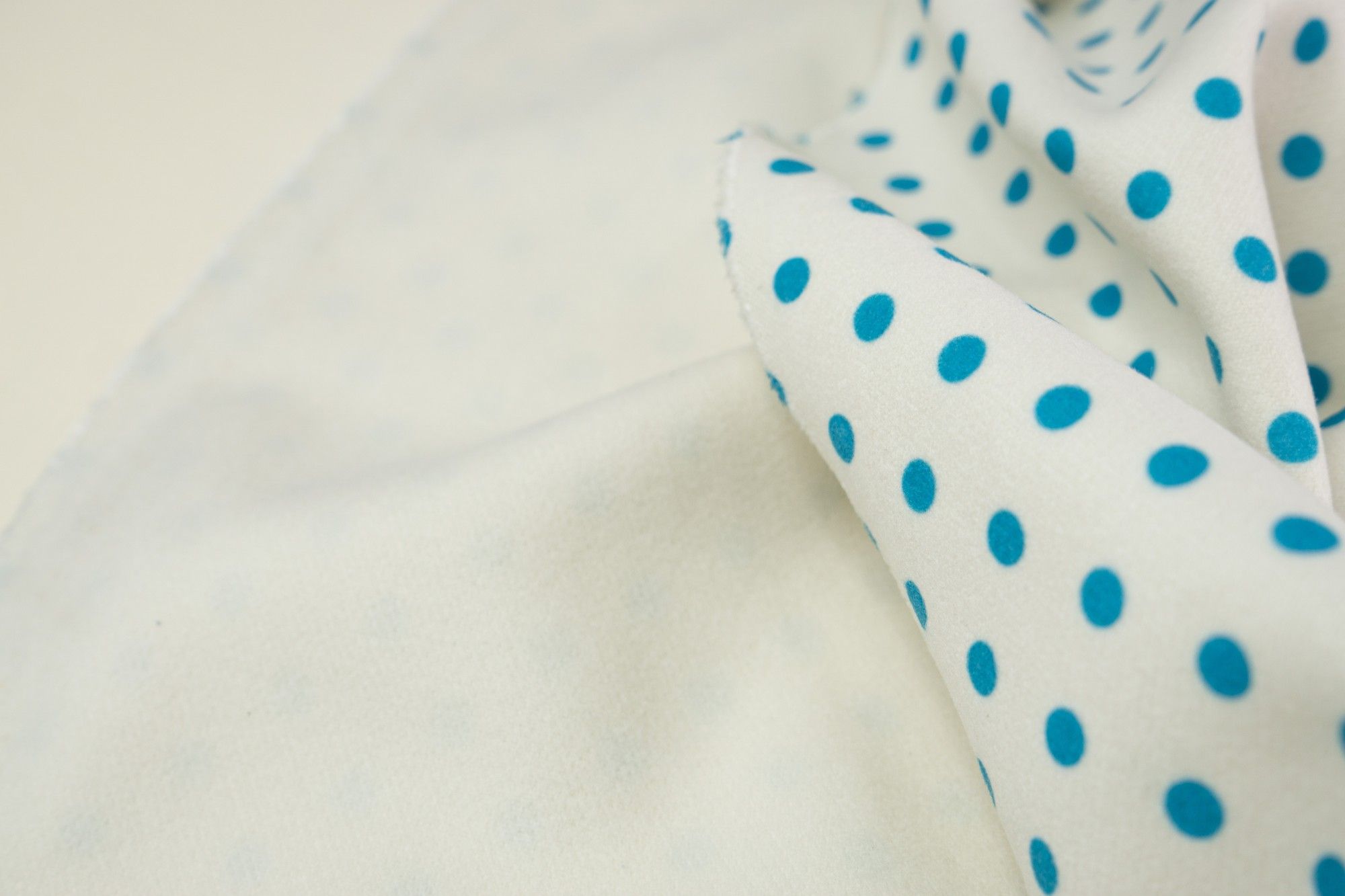 

Ткань UNOFABRIC BERT036 Костюмно-пальтовая, в горошек. Ткань для шитья 100x140 см, Белый;голубой