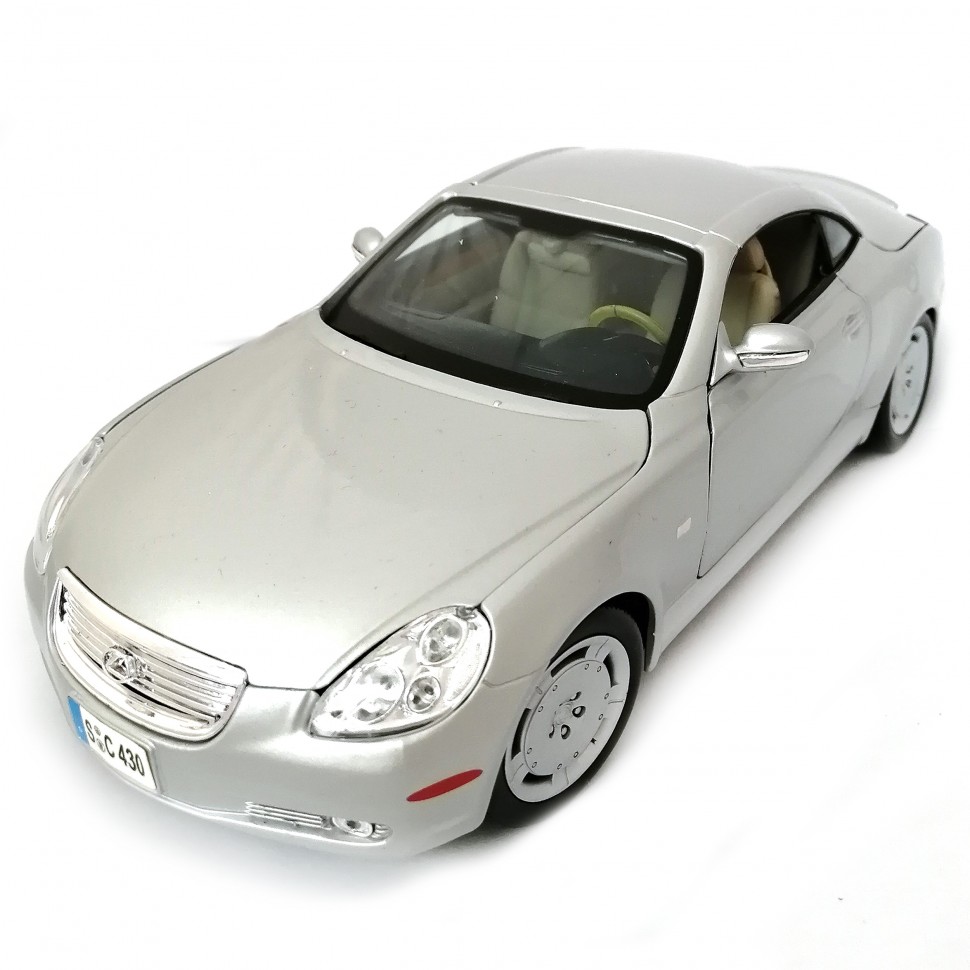 Коллекционная модель автомобиля Lexus SC 430 Bburago 1/18 металл 18-12017 silver