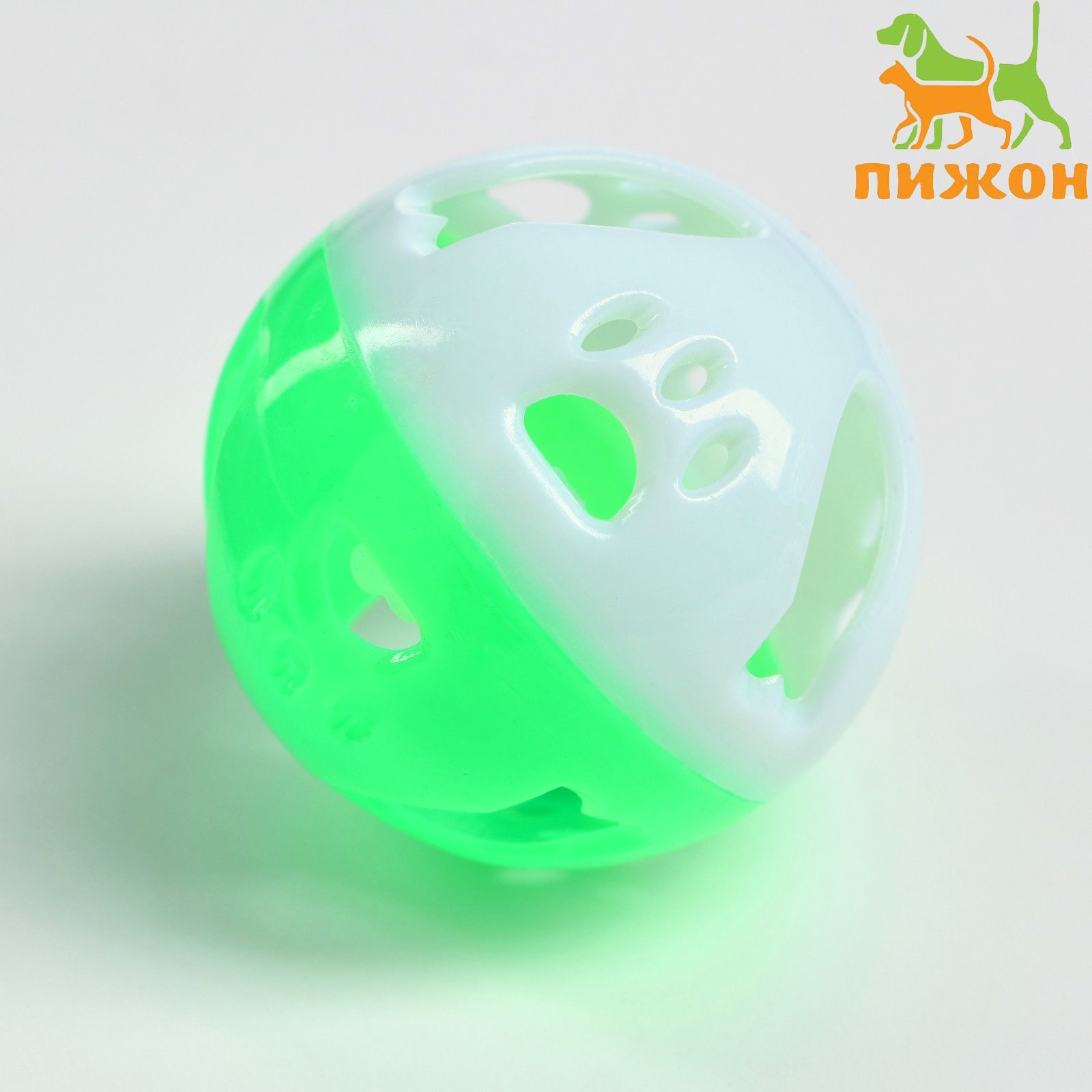 

Шарик для кошек Пижон с бубенчиком Рыбки и лапки белый/зелёный пластик 3,8 см