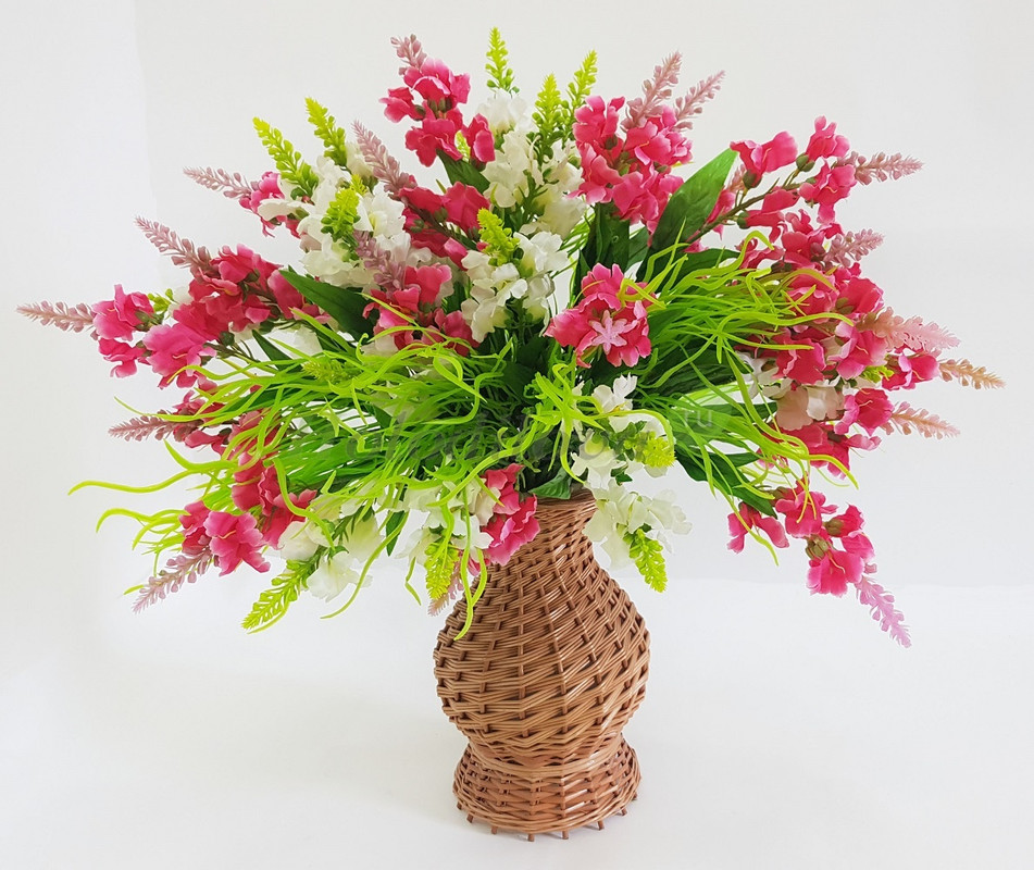 фото Искусственная композиция цветочная люпины в плетеной вазе holodilova