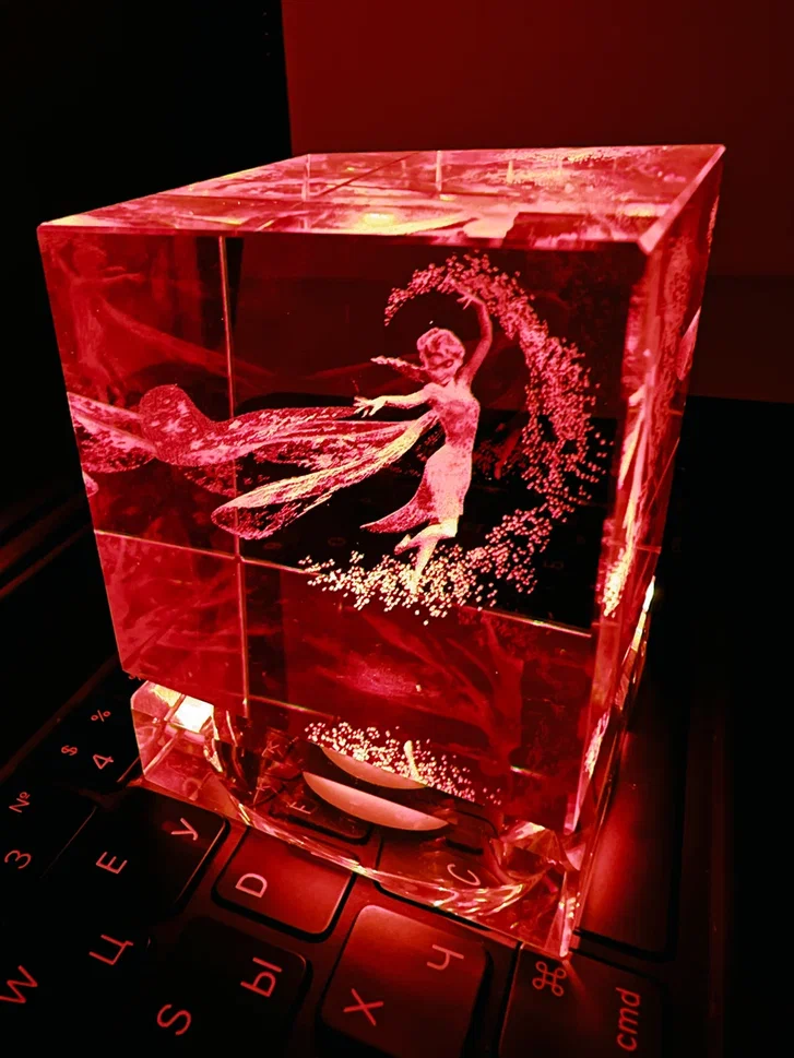 фото Светильник 3d хрустальный куб (длина грани 6 см) "фея" красный qvatra