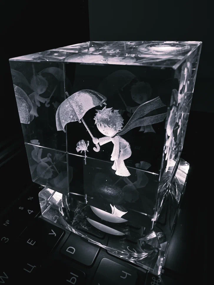 фото Светильник 3d хрустальный куб (длина грани 6 см) "мальчик с зонтом" белый qvatra