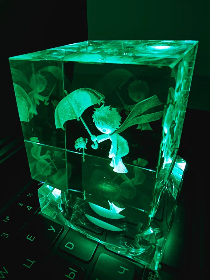 фото Светильник 3d хрустальный куб (длина грани 6 см) "мальчик с зонтом" зеленый qvatra