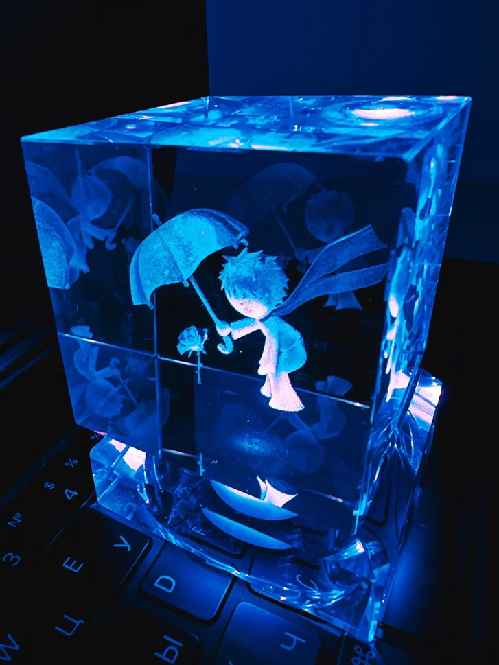 фото Светильник 3d хрустальный куб (длина грани 6 см) "мальчик с зонтом" синий qvatra