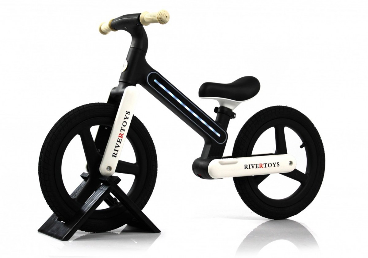 Детский беговел RiverToys HB-003 черный