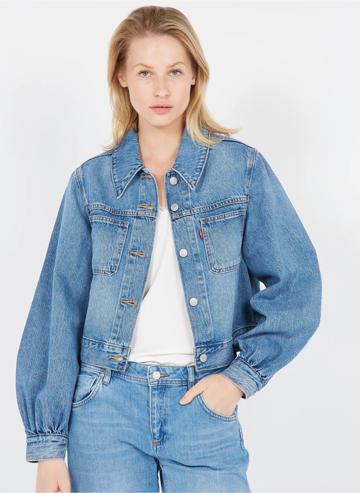 фото Джинсовая куртка женская levi's slouch sleeve trucker jacket синяя xs