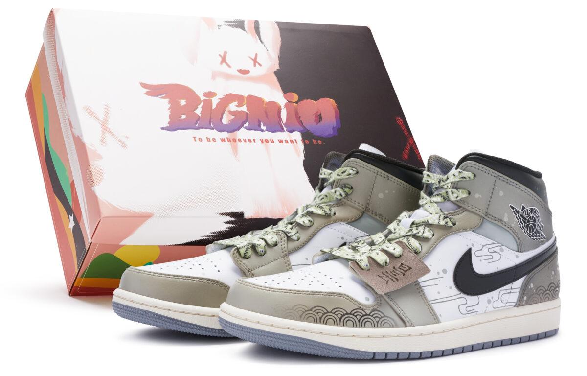 

Кеды унисекс Jordan Air Jordan 1 Mid серые 42.5 EU, Серый, Air Jordan 1 Mid