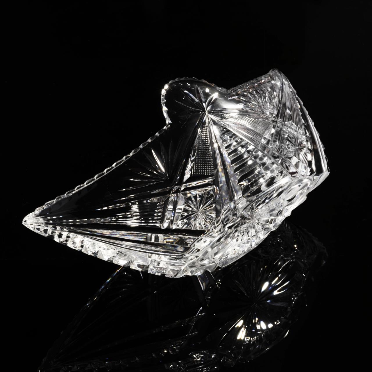 фото Ваза конфетница, выполненная в технике "алмазная грань", хрусталь, ссср, 1970-1990 гг. однажды