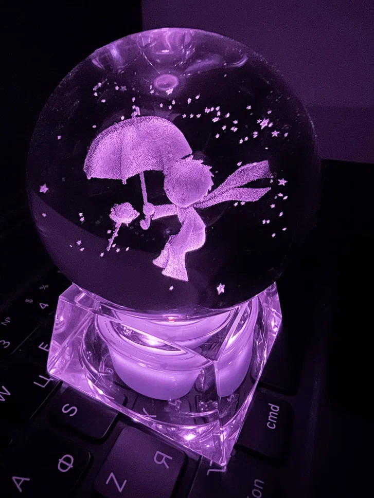 фото Светильник 3d хрустальный шар маленький (диаметр 5 см) "мальчик с зонтом" фиолетовый qvatra