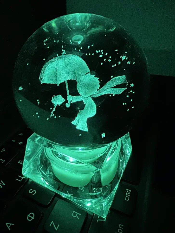 фото Светильник 3d хрустальный шар маленький (диаметр 5 см) "мальчик с зонтом" зеленый qvatra