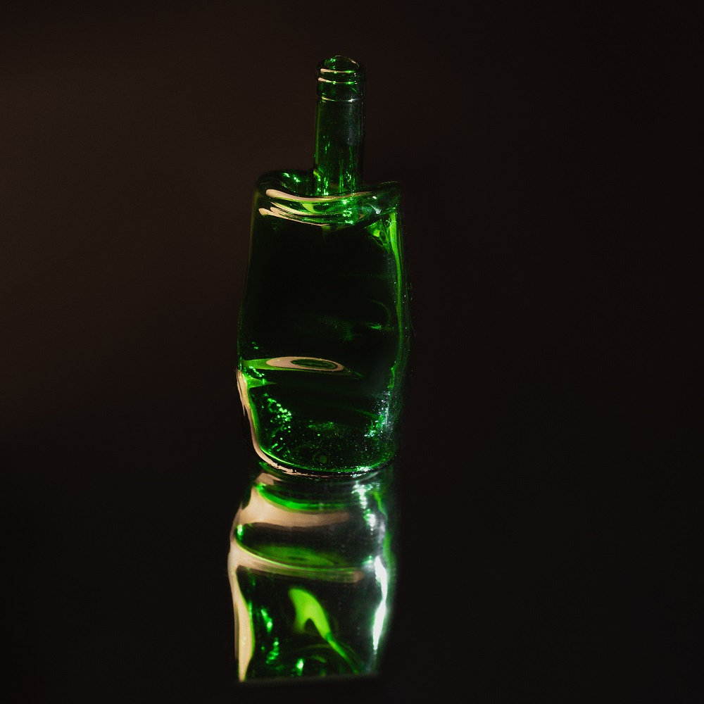 фото Ваза из хмельной винной зеленой бутылки хмельное стекло