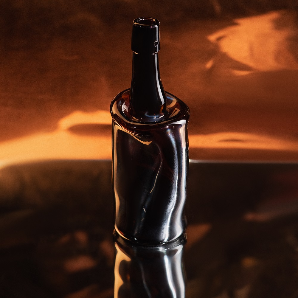 фото Ваза из хмельной винной оливковой бутылки хмельное стекло