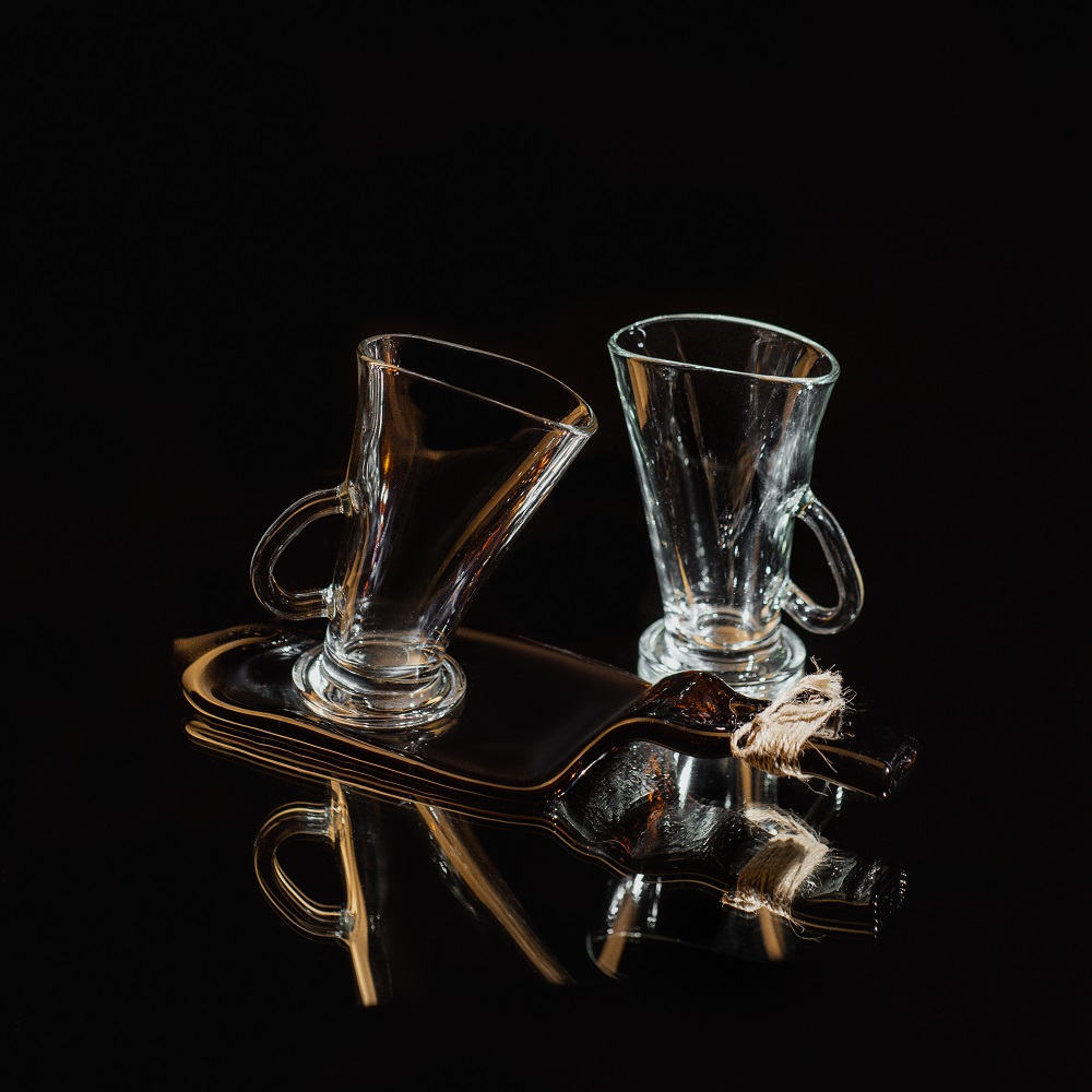 фото Набор из двух хмельных кофейных бокалов айриш с блюдом из хмельной коричневой бутылки хмельное стекло