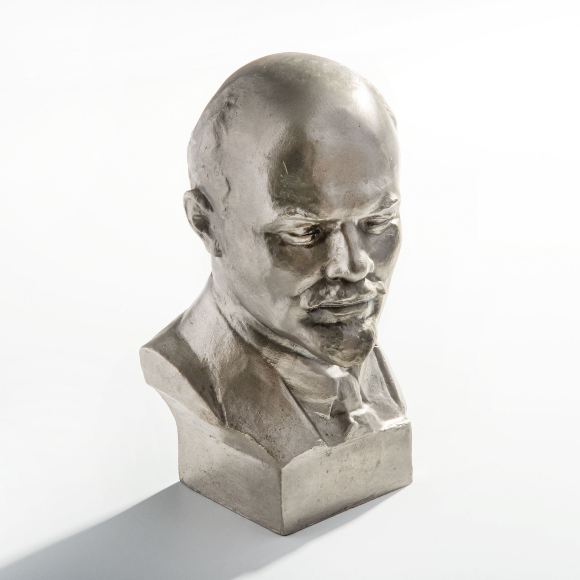

Бюст "Владимир Ильич Ленин", силумин, литье, скульптор В.И. Сычев, СССР, 1970-1980 гг.
