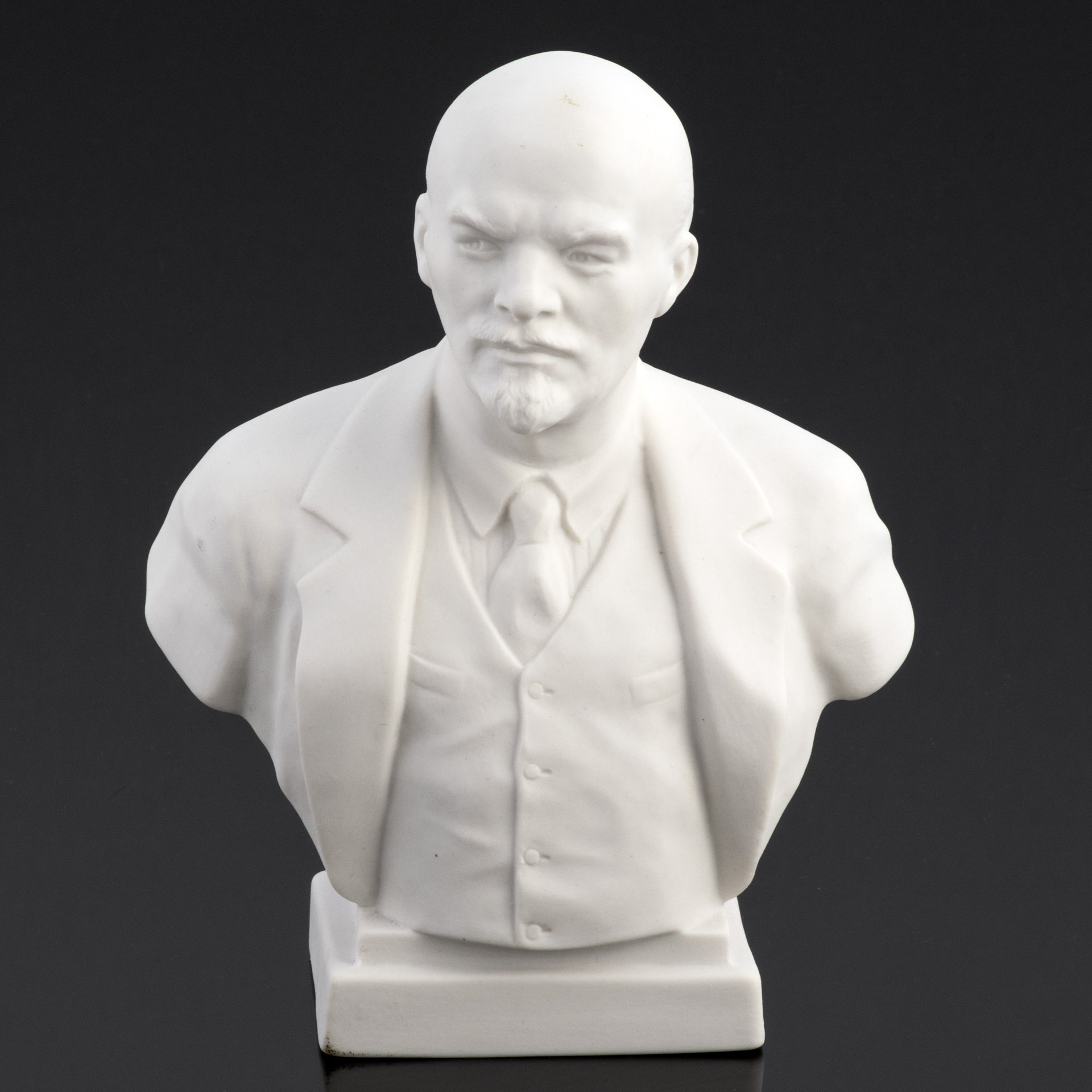 

Бюст В.И. Ленина, бисквит, Ленинградский фарфоровый завод ЛФЗ, СССР, 1957-1965 гг.