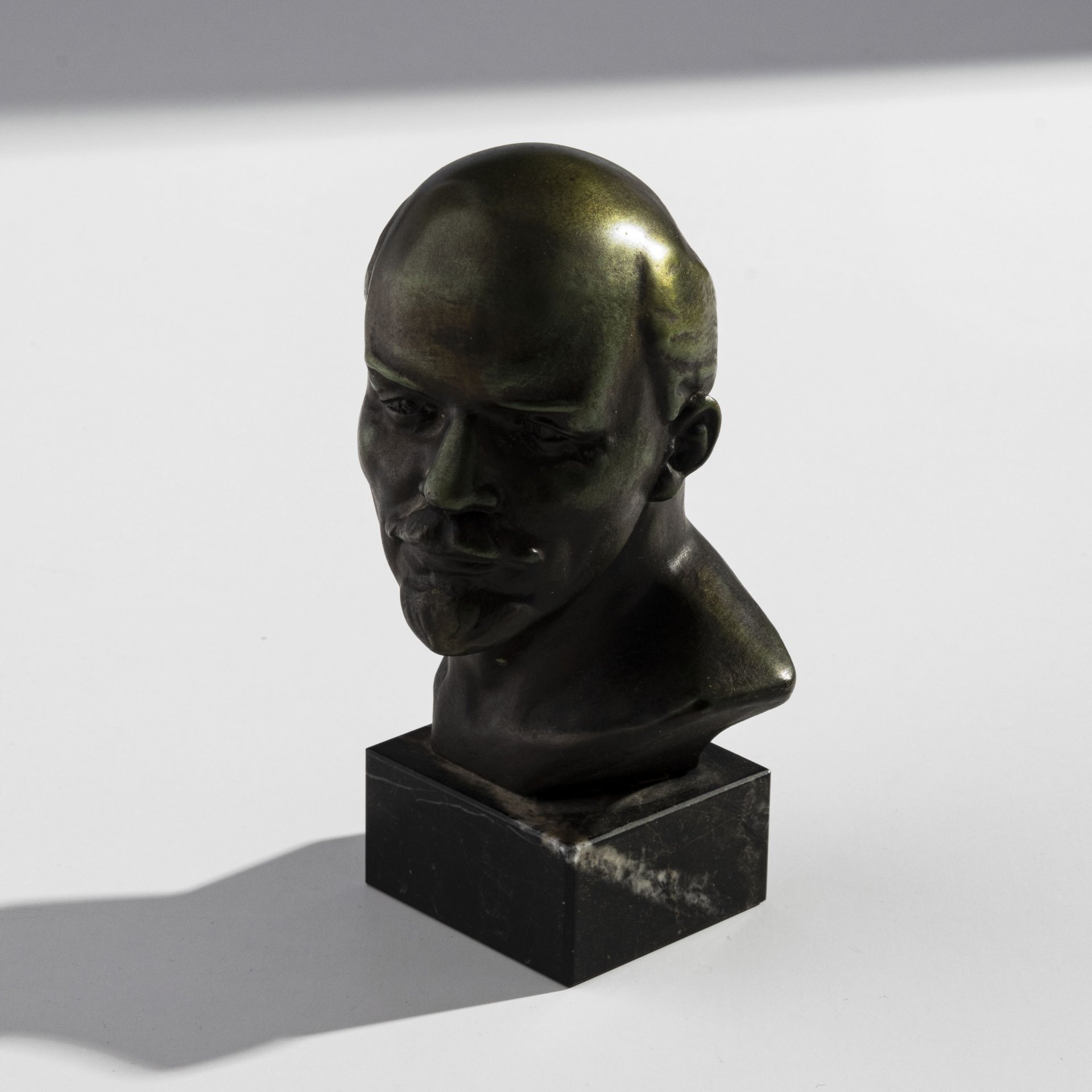 

Бюст В.И. Ленина, скульптор В.А. Артамонов, металл, мрамор, СССР, 1980-1990 гг.