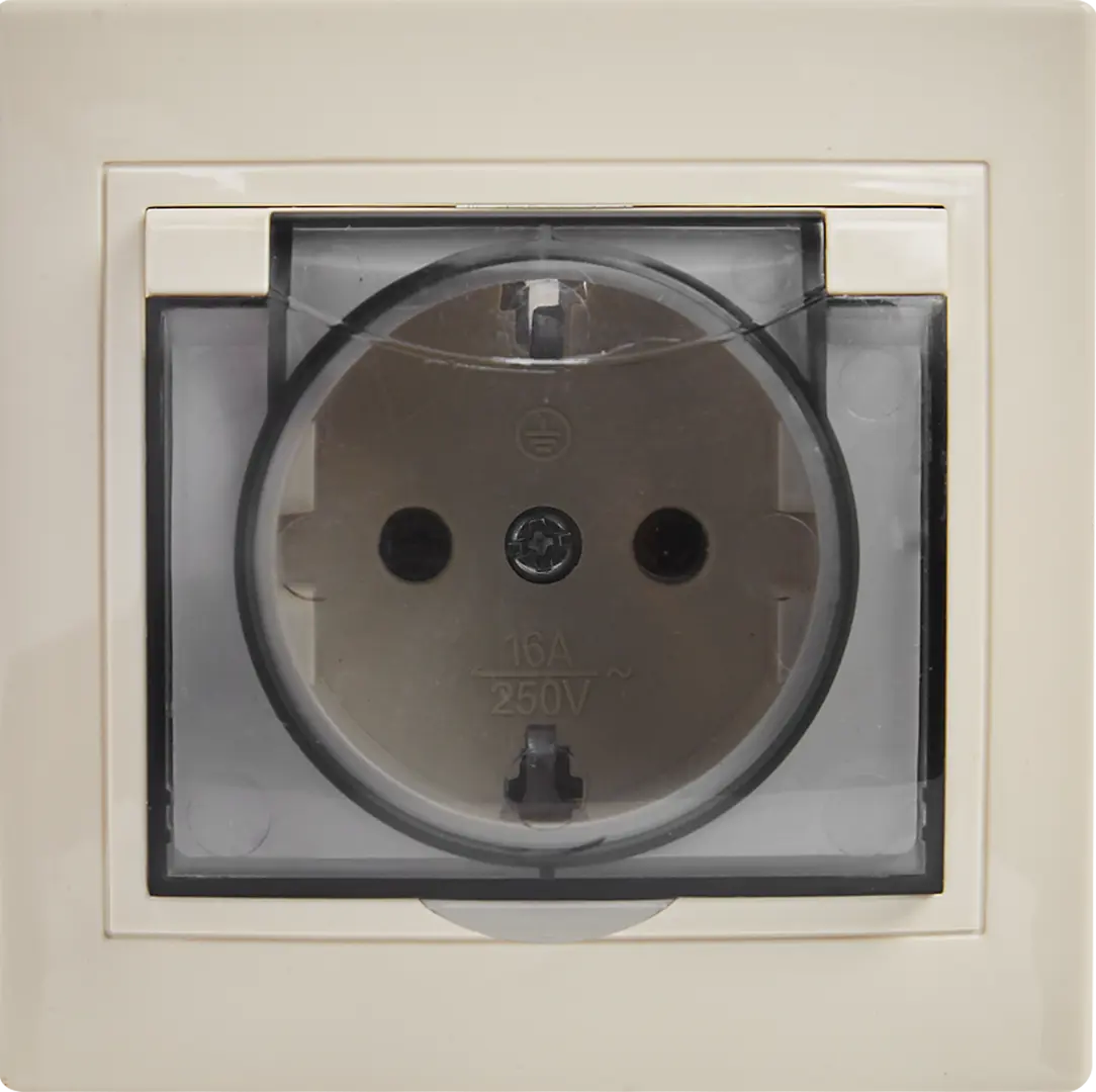 фото Розетка встраиваемая влагозащищённая таймыр с заземлением со шторками ip44 цвет бежевый tdm electric