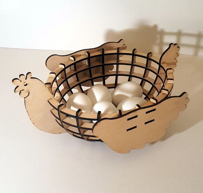 Подставка для пасxальныx яиц в виде курочки, тарелка деревянная