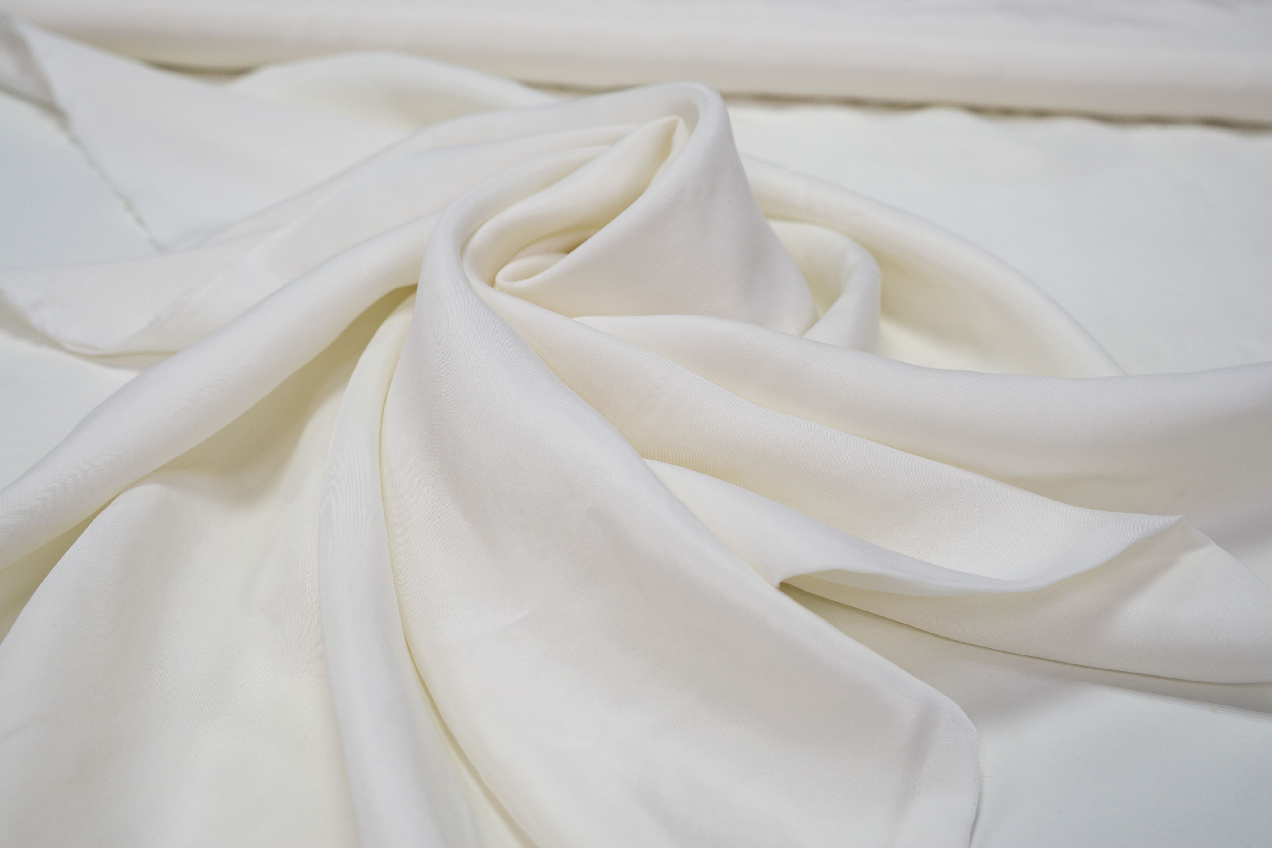 

Ткань UNOFABRIC VISCOSARASO13 Тенсель плательно-блузочный молочный. Эвкалипт 100x140 см, Белый