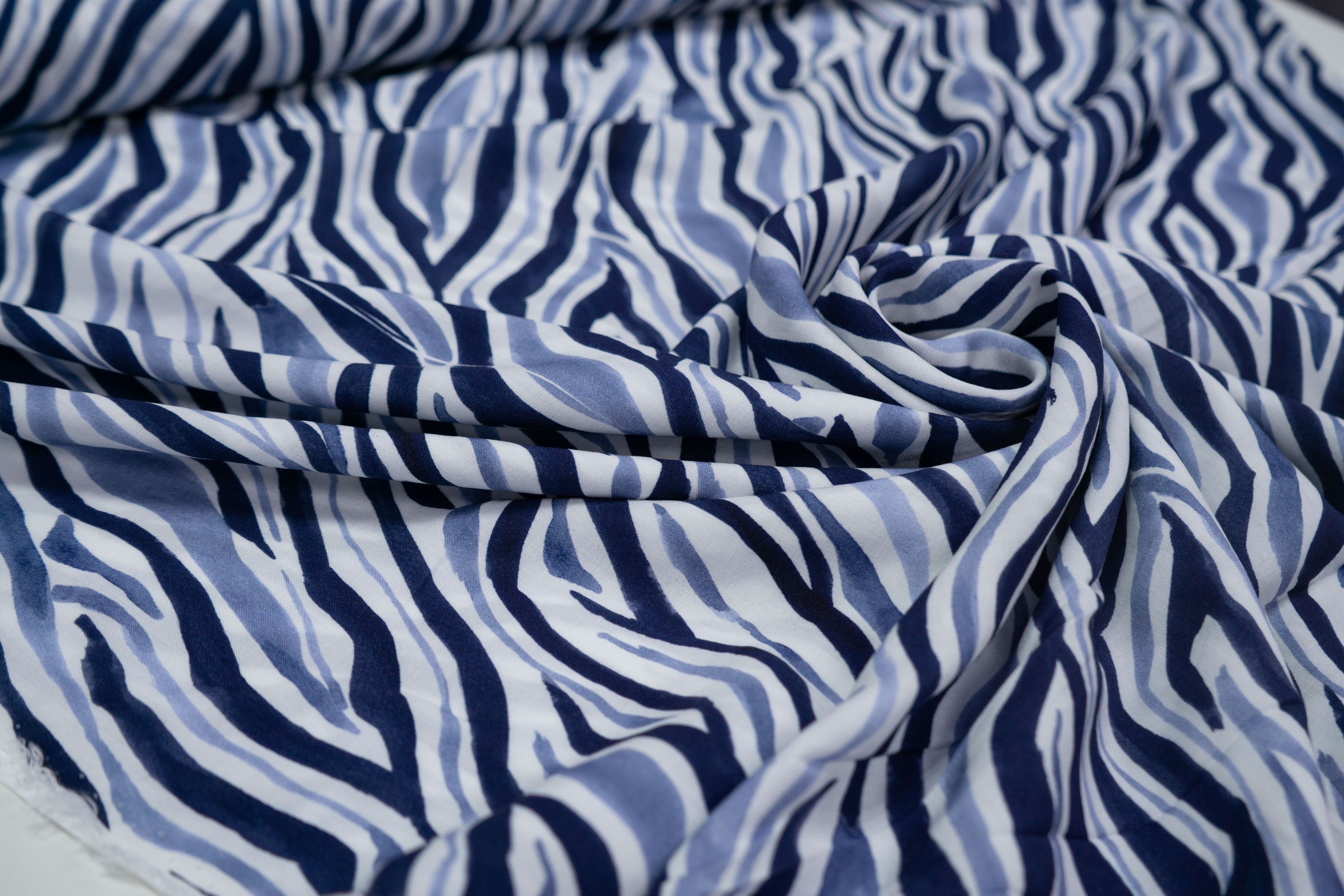 

Ткань UNOFABRIC MON04936 Вискоза штапель синяя зебра 100x140 см, Синий