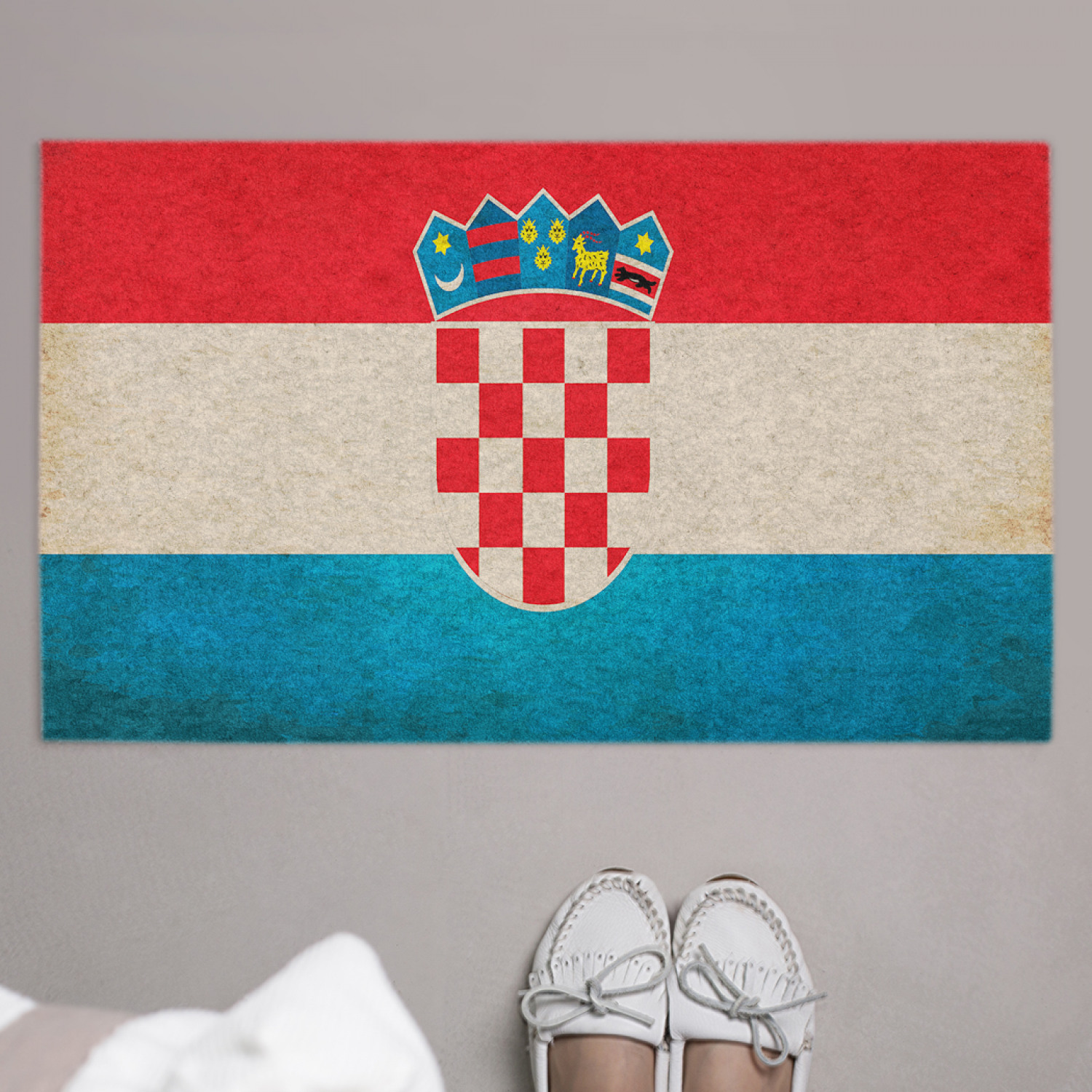 фото Придверный коврик joyarty "флаг хорватии гранж" резиновая основа 75x45 см