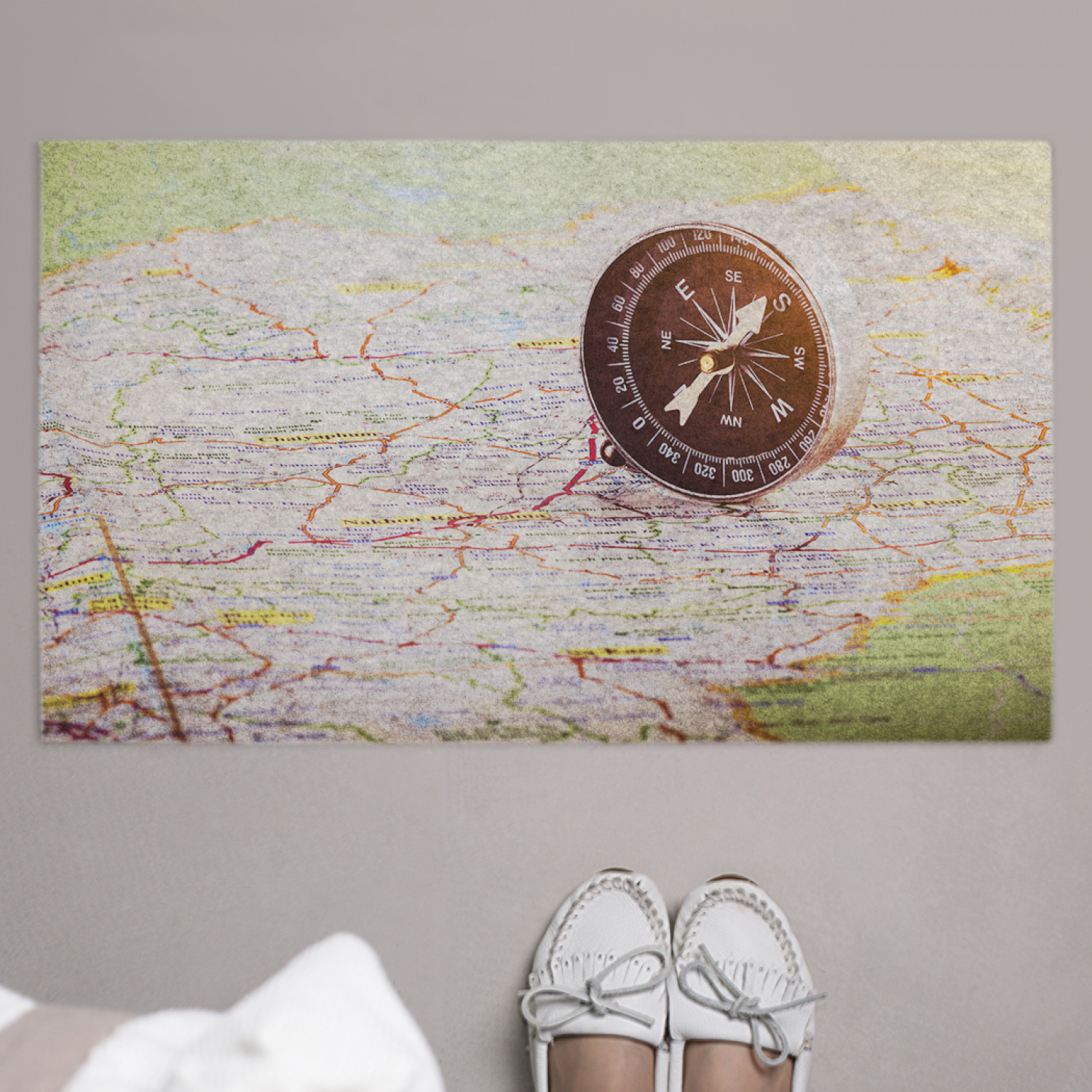 фото Придверный коврик joyarty "компас на дорожной карте" резиновая основа 75x45 см