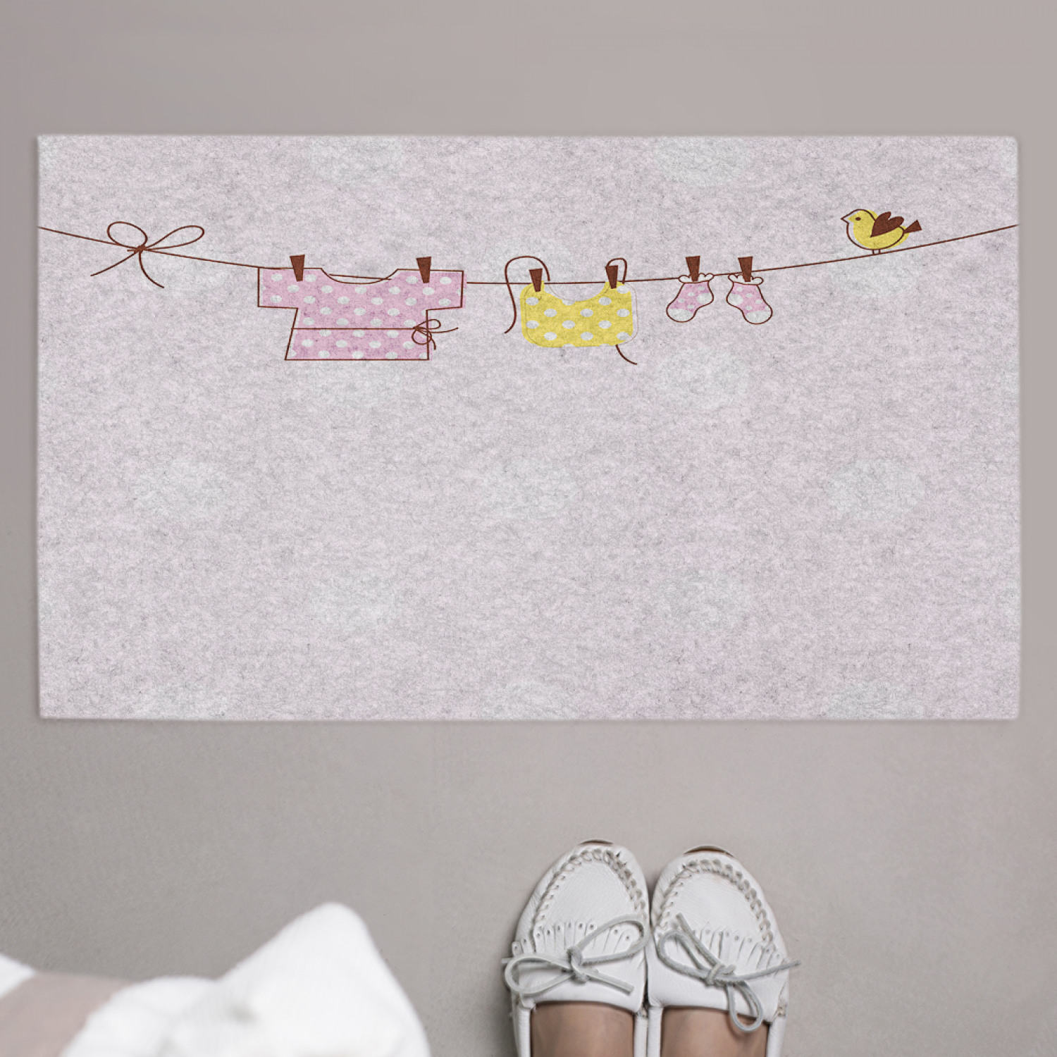 фото Придверный коврик joyarty "костюмчик новорождённого на верёвочке" резиновая основа 75x45см