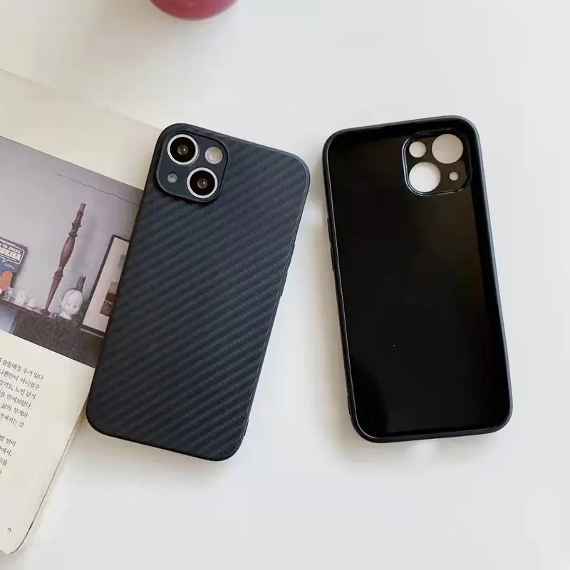 

Чехол для iPhone 15 имитация Carbon черный, iPhone 15