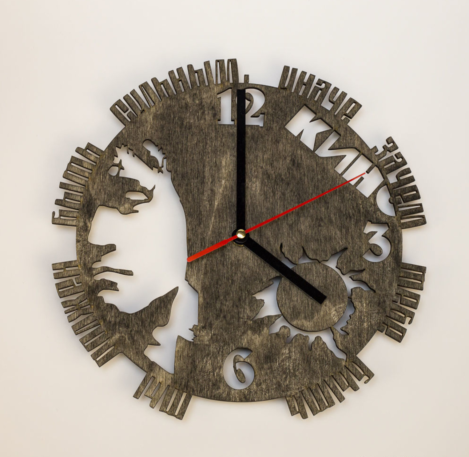 

Настенные часы деревянные / Виктор Цой / "Кино" на часаx, Подарок любителю русского рока