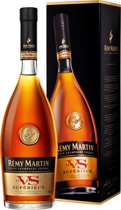 

Коньяк Remy Martin VS Superior 0,7 л в подарочной упаковке