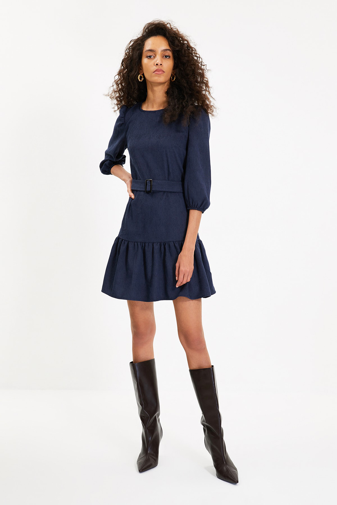 

Платье женское Trendyol TWOAW21EL0952 синее 34, TWOAW21EL0952