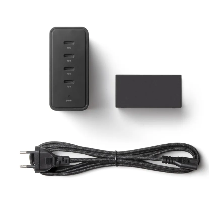 Сетевое зарядное устройство Native Union Fast Gan Charger FAST-PD140-BLK-EU черное 25990₽