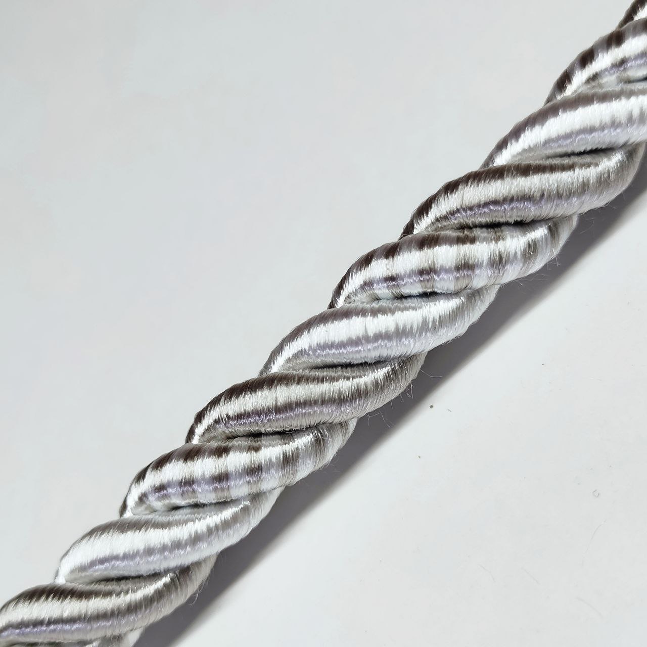 

Шнур декоративный idealtex 15Ш-30-3.2 , длина 30 м, диаметр 15 мм, Белый;серебристый, 15ш3.2