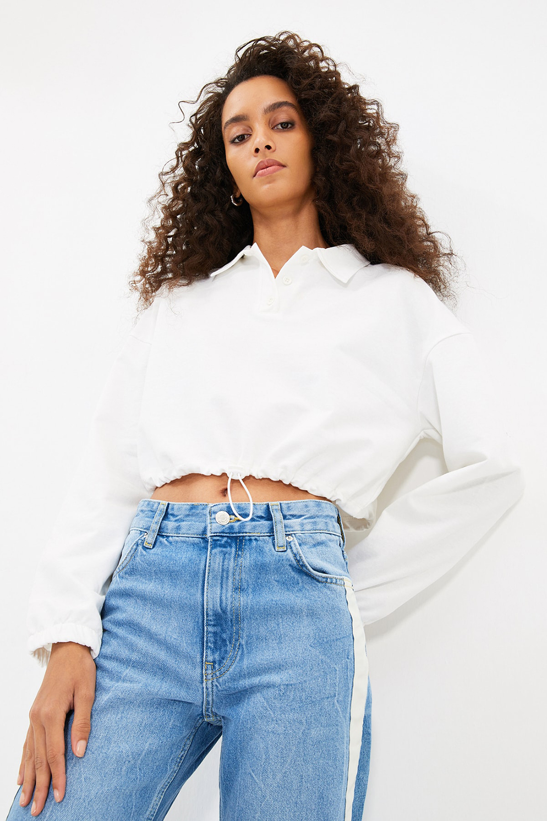 

Свитшот женский Trendyol TWOAW22SW0177 белый M, TWOAW22SW0177