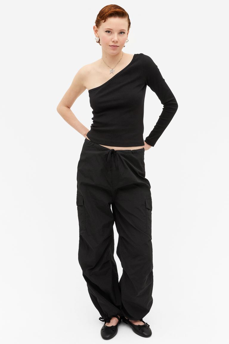 

Брюки женские Monki 1132247003 черные 32 (доставка из-за рубежа), Черный, 1132247003