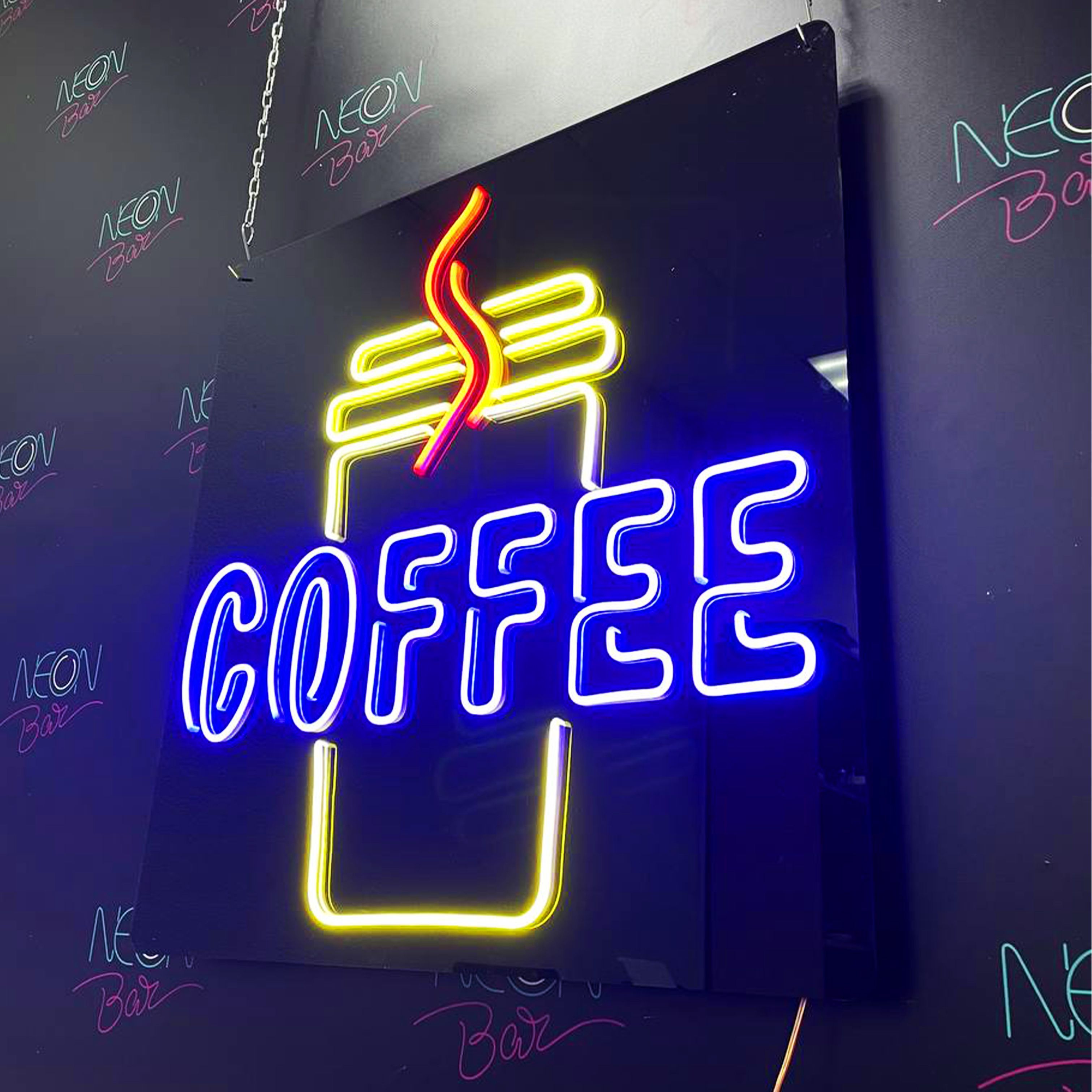 

Неоновая вывеска в виде стаканчика и с надписью "Coffee" с черной плёнкой, 66 х 68 см., Coffee (Кофе) с черной плёнкой, 66 х 68 см.