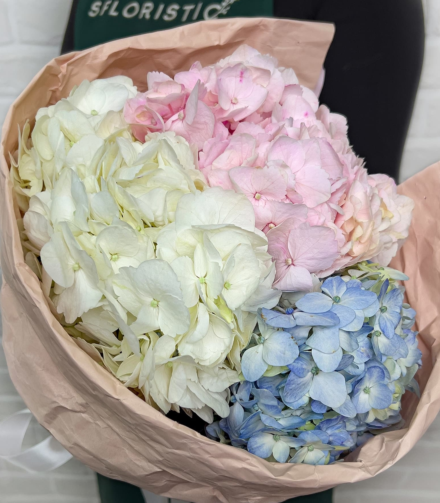 

Монобукет Studio Floristic гортензия 30 см x 40 см 3 шт. белый голубой розовый 3702, Нежный микс