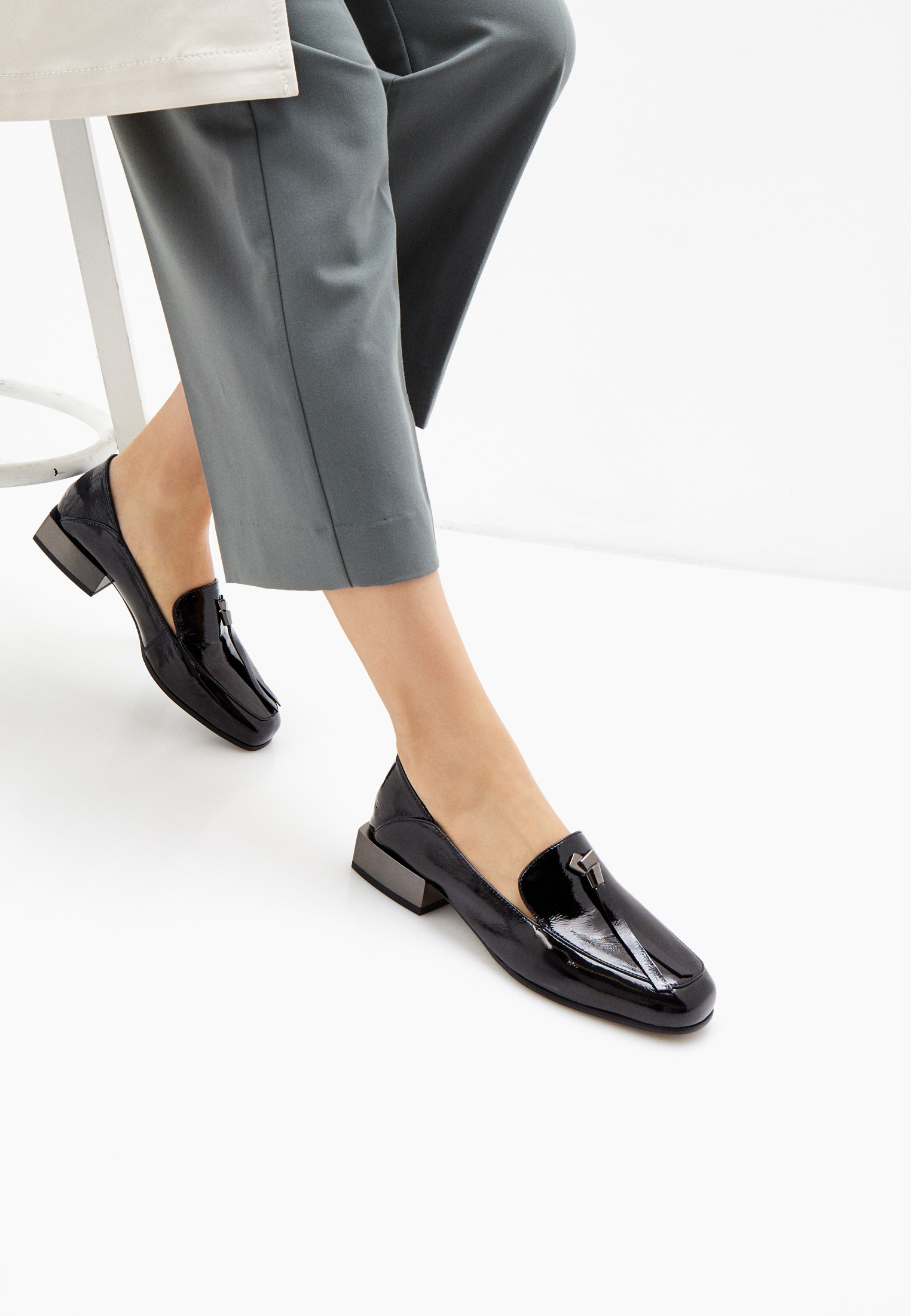 Лоферы женские MAKFINE 35MK-44-01C0 черные 38 RU